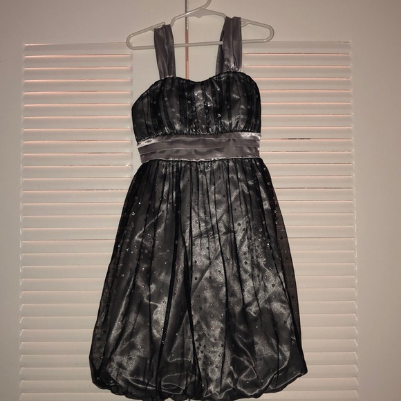 Child’s Dress - Picture 1 of 3